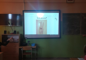 Prezentacja o języku migowym na tablicy multimedialnej.